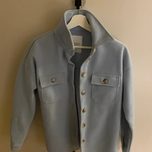 Tunn kappa - Fin ljusblå tunn jacka/kappa 