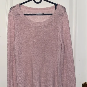 Stickad rosa tröja - En stickad tröja i en lite ljusare rosa färg, nästan smutsrosa. Inte riktigt min stil därav säljer jag den. Kommer från Only i storlek XL