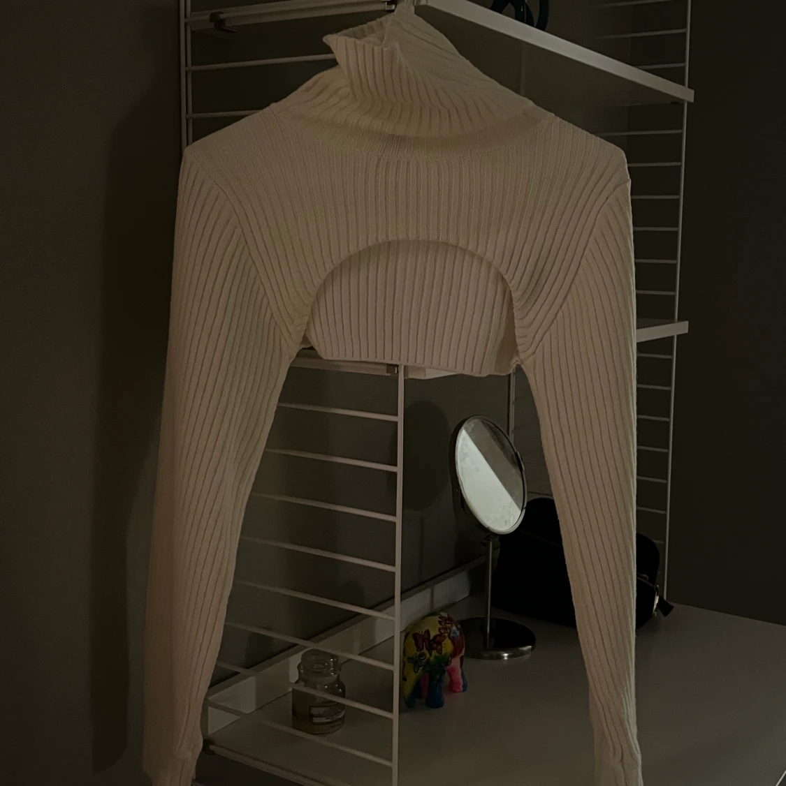 Stickade ärmar med polokrage.