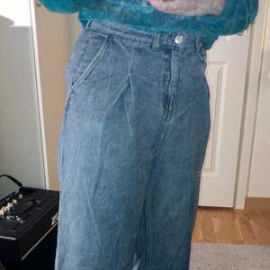 Sköna high waisted monki jeans, fyra fickor och en fake ficka. 