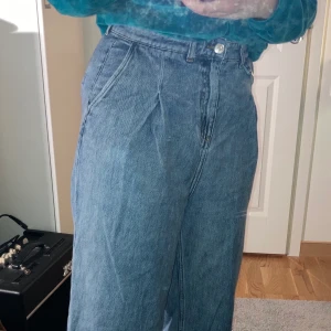 Monki Front Pleat Jeans - Sköna high waisted monki jeans, fyra fickor och en fake ficka. 