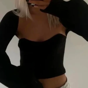 M - Säljer denna super trendiga topp!✨✨Har använt den 3-4 gånger så den är i super skick. Storlek M men jag som vanliga fall har xs-s på toppar funkade denna storleken super bra!👍🏼Frakt står köparen för!💕