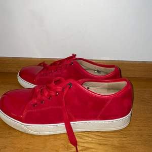 Röda lanvin skor i storlek 44. I nyskick, använda ca 3 gånger. Köpta för 3800kr på miintoo 