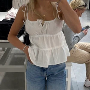 H&M topp  - Säljer denna fina topp från H&M då den aldrig kommit till användning, strl 38 men passar XS-S⚡️ Nypris 99 säljer för 70! (Första bilden är lånad)