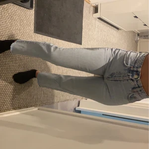Zara jeans storlek 34 - Fina jeans, har bara använt de 3 gånger. Säljer för att jag inte har fått användning av dem. Kan mötas upp i centrala göteborg, kan även frakta men köparen står för frakten. 