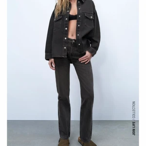 Mid Rise zara - Mid Rise - straight leg - full length. Använda fåtal gånger. Säljer pga att de är en aning försmå. 