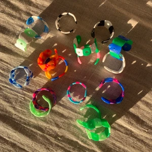 Egengjorda ringar💙 - Egengjorda ringar gjorda av pärlor. 5kr styck + frakt. Köp 10 st för 40kr + frakt. Kontakta mig för ytterligare bilder eller skriv i kommentarerna💞🦋 Frakt tillkommer