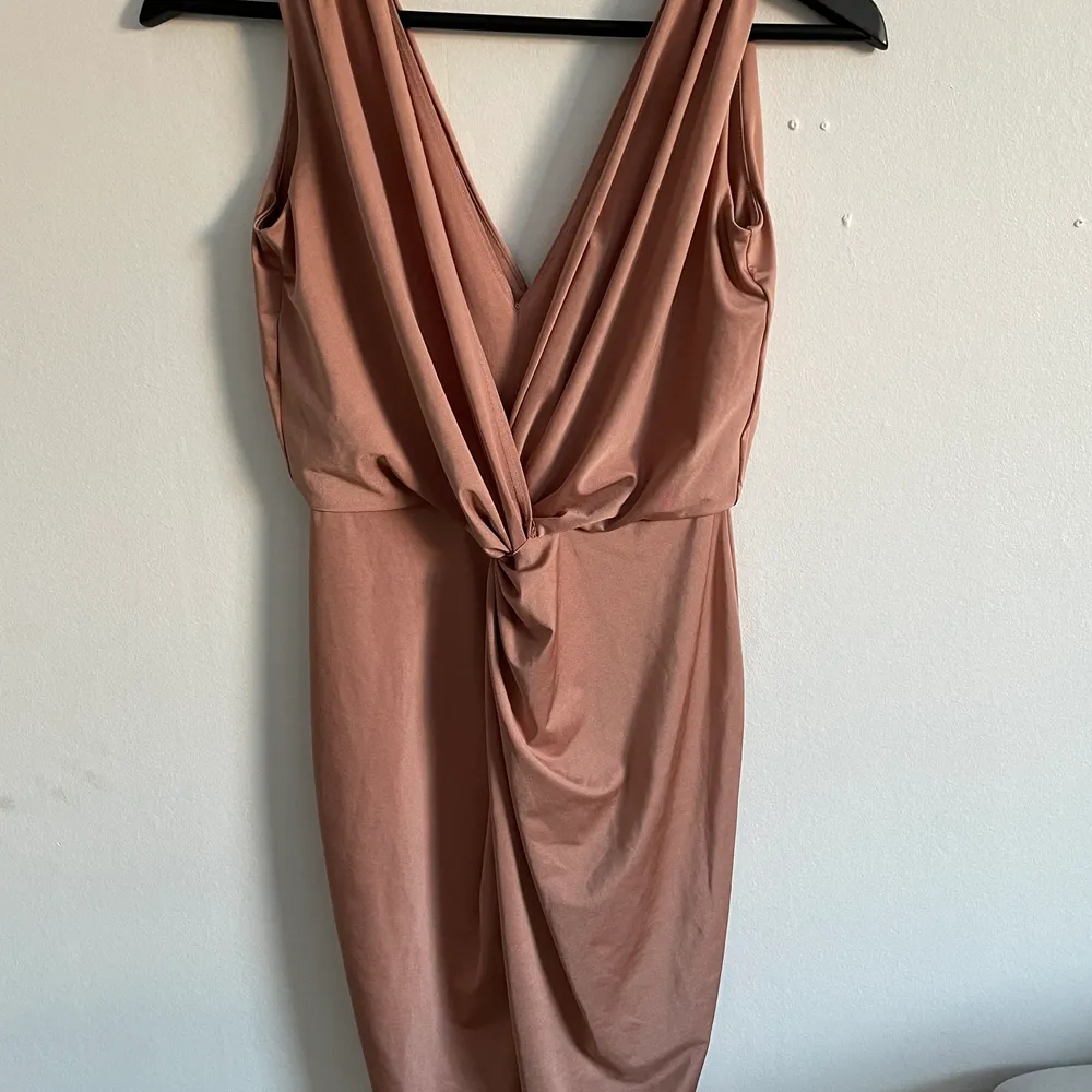 Satin klänning i färgen dusty pink. Nypris 600kr. Klänningar.