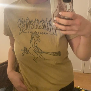 Cool unik thrasher t-shirt - Snygg t-shirt utan några skador 🌸