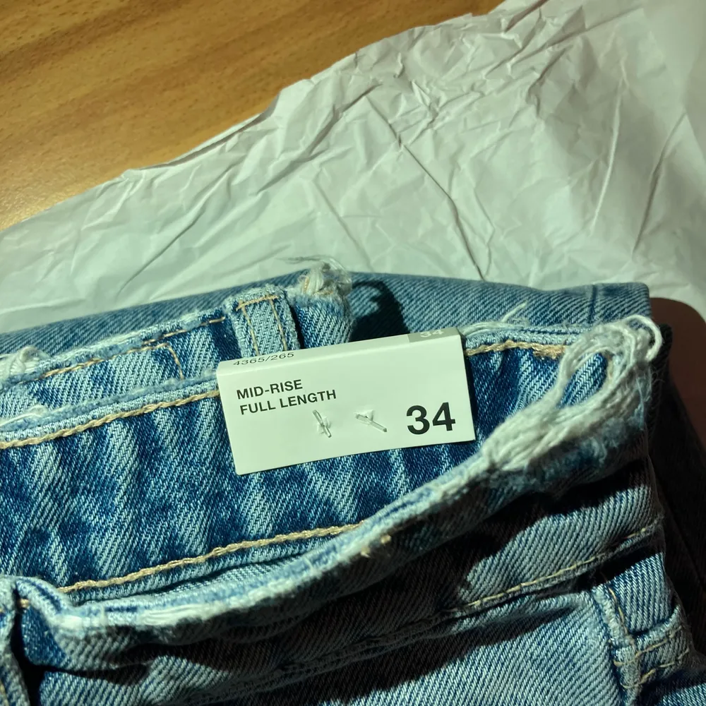 Säljer mina HELT nya midrise jeans med hål från zara! Storlek 34. Endast testade. Köpte tyvärr fel storlek och returdatumet har passerat så därför säljer jag dem. Köptes för 359kr. Alla lappar finns kvar! Kan mötas upp, om inte, kan jag frakta mot att köparen står för frakten😊⚡️. Jeans & Byxor.