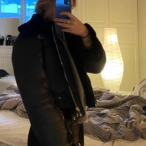 Pilotjacka NAKD - Säljer min pilotjacka från NAKD som är fodrad. Endast använd fåtal gånger. Jättefin och skön men passar tyvärr inte min smak. Den är perfekt nu vinter!!💕 köparen står för frakt. Strl 34