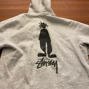 Stuzzy Hoddie Ljusgrå L - Stuzzy Hoddie Ljusgrå Storlek L bra skick  Nypris 1400 Pris 700 SMS eller Ring 0708942932