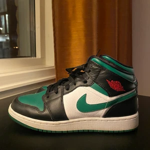 JORDAN MID - Säljer mina Air Jordan 1 Mid i färgen ”Black pine green”. Använt fåtal gånger så i väldigt bra skick. Storlek 39 eller 6.5. Köpta från GOAT, har lådan och ”bevis”. Köpta för 3000kr säljer för 2000kr + frakt!
