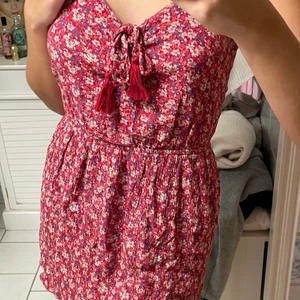 Supersöt klänning hollister - Suuperfin sommarklänning från Hollister strlk XS/S men går att justera på banden! Bra skick!