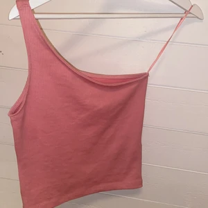 Rosa linne - Helt oanvänd är linne. Jättefin färg och bra passform men det är inte riktigt min stil därflr jag säljer de nu.🤍🤍