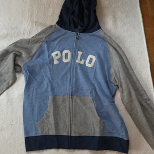Polo Ralph Lauren Zip hoodie - En fin Poli Ralph Lauren Zip Hoodie i strl XL/18-20. Aldrig använd, helt nyskick och felfri!! Nypris: 1300kr. Pris: 450kr