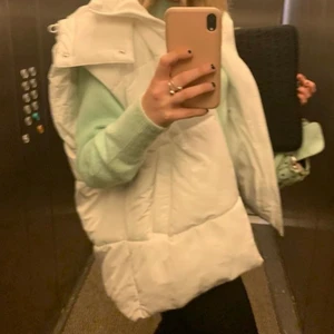 Zara väst  - Säljer en  härlig vit dunväst från Zara! I storlek S-M!