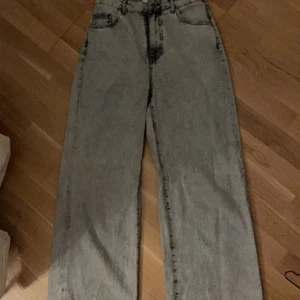 Gråa jeans, storlek 38 - Skriv vid intresse, du betalar priset plus frakten 🤍
