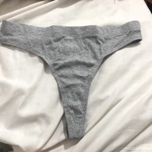 Stringtrosor - Helt nya stringtrosor i storlek M från ginatricot. Har även en till i storlek M så om man vill ha båda kan vi komma överens om ett pris. Priset kan alltså diskuteras. Prislapp kvar på båda