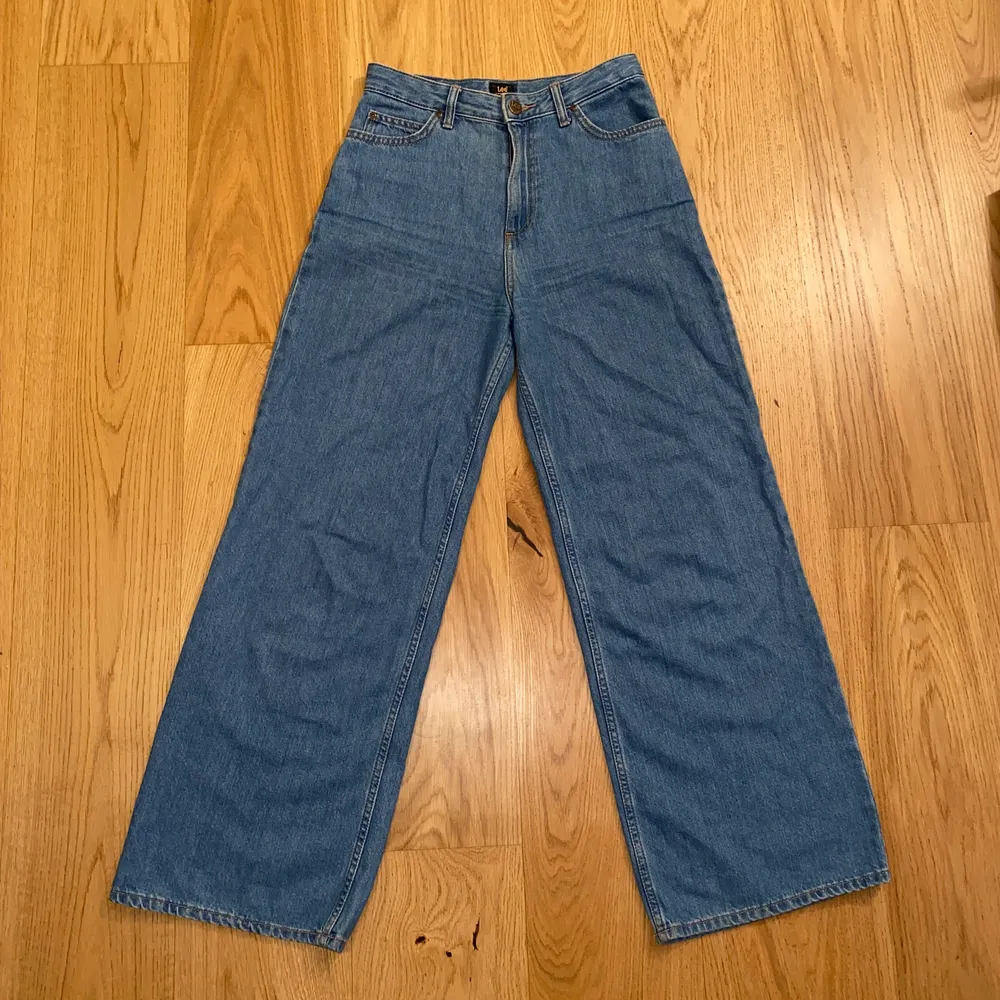 Säljer dessa vida lee jeans då d blivit för små.  De är endast använda ett fåtal gånger o är i nyskick💕. Jeans & Byxor.