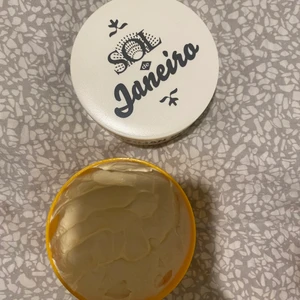 Sol de Janeiro body butter  - Sol de Janeiro body butter. Fräsch sommardoft som ger fint glow och fuktar huden perfekt. Cirka 90% kvar i burken