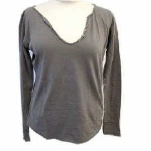 Zadig et Voltaire tröja - En grå Zadig Voltaire tröja i grå som jag fick i julklapp av min storasyster för något år sedan, men knappt använd då jag tyckte den var för urringad för min smak. Lång och skön i armarna samt inga hål i tyg osv. Några små pärlor har gått av där bak men syns knappt. 💕 säljs för 300 eller högst bud inom kort💓 fint tryck med pärlor, ska föreställa två vingar. Är i S men passar xs-m.