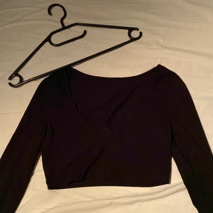 En vanlig svart tröja i storlek S - Storlek i s men passar i xs, från SHEIN 