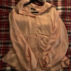 Ljusrosa blus  - Ljusrosa jättesnygg blus. Aldrig använd.  Köparen står för frakt 