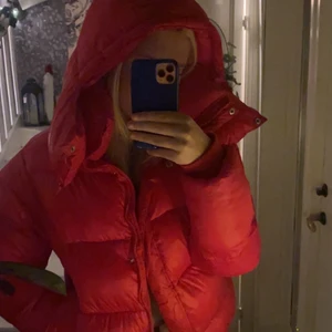 Röd BIKBOK JACKA - Intressekoll på min röda jacka från bikbok i storlek xs!! Den är oversized så skulle säga att den sitter som small!! Buda från 400kr❤️‍🔥 🅱️❣️💋 buda med 30kr emellan!! Obs!! Vill bli av med jackan så fort som möjligt så skriv vad ni kan tänka er kökpa den för vid direktpris. Köpte den förra veckan av en tjej på plick för 1100kr, vill helst inte gå för mkt back bara 💖