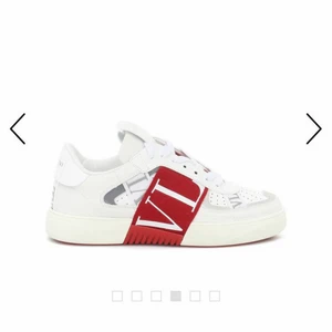 Valentino Garvani - Skor från Valentino som är använda rätt så mycket. Kan inte garantera äktehet då jag fick de i present förra året men tror de är A-kopior, därav priset. ❤️ köpare står för frakt. Pris kan diskuteras! Box finns och ingår.