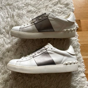 Valentino garvani vit/silver 40/41 - Fina valentino open sneakers till salu! Str 40, lite större i storlek! Bara färgen i innersulan som tappat lite men inget som syns utan på! Kan skickas spårbart, äkta o köpta på kasperheat