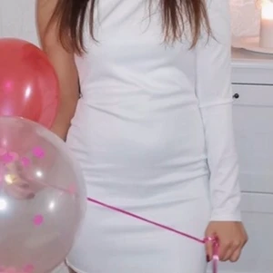 Vit enarmad klänning 34/XS - Ursnygg vit enarmad klänning i storlek 34/XS. Endast anvönd en gång. 