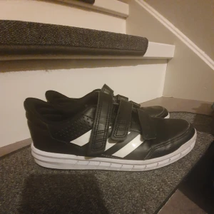 Adidas sneakers  - Lite använda i mycket bra skick 