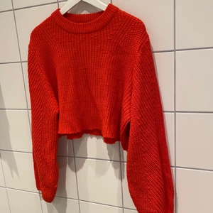 Klarröd stickad tröja - Jättefin klarröd stickad tröja❤️ strl XL på lappen men jag har klippt av den i midjan så den passar de flesta storlekar beroende på hur man vill att den ska sitta. Hur fin som helst! 🥰 kan skickas spårbart med postnord mot fraktkostnad 66kr