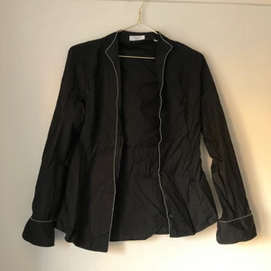 skjorta Stenströms  - Svart skjorta från Stenströms, strl 36. Silvriga detaljer, se bilderna 