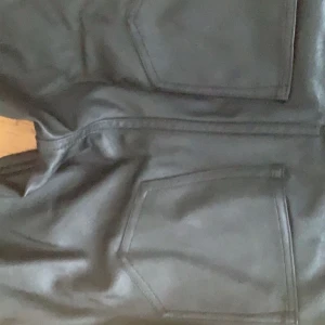 Skinnbyxor - Skinnbyxor från hm som är i storlek 34, köpta för 2 år sen. Sparsamt använda. De har läder i sig så de är perfekta på vintern. Säljer då de ej kommer till användning och är för små, frakt ingår ej<3. Skriv privat för fler frågor eller bilder