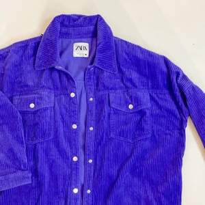 Lila Zara jacka storlek M - Lila Zara Jacka i storlek M. Ribbad längst med hela jackan. Jackan sitter så snyggt och pösigt. 