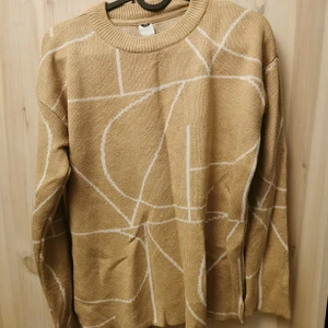 Beige tröja strl S - Beige tröja från visual clothing project strl S. Köparen står för frakt ☺️