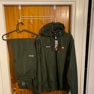 Ellesse dress strl M herr - Säljer min fina Ellesse dress, Dressen är helt oanvänd med prislapp på. Säljer pga att den inte har kommit till användning. Nypris 1100kr (köparen står för frakten)