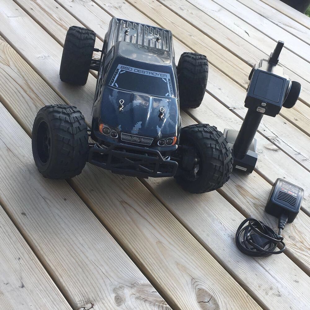 En nästan helt oanvänd rc bil (Bsd destroyer) som toppar runt 45-50 km/h. Den är köpt för 3000 på Hobbex för 7 månader sen och har sen dess bara stått i rummet. Säljer bilen för att den inte används längre och för att nån annan kan ha nytta till den, bilen finns i Eskilstuna och kan även fraktas och fler bilder kan skickas privat vid intresse!. Övrigt.