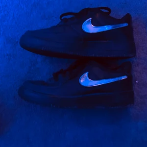 Svarta Nike Af1 med avtagbar Nike logga  - Det är mina Nike air force one  svarta 38,5   Kom med ett bud 