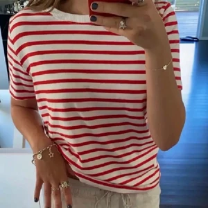 T-shirt från zara - Randig snygg T-shirt från zara, storlek L men blev liten snabbt o sitter som S på mig som vanligtvis är S💗jätte fin men kommer inte till användning 