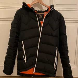 Mountain works dunjacka  - Jättefin tjockare dunjacka som passar perfekt till vintern. I nyskick och knappt använd! Skriv för fler bilder. Nypris 3000. Passar mig som har xs-m beroende på hur man vill att den ska sitta  