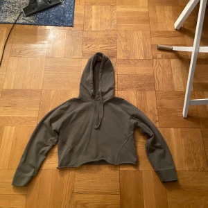 Militär grön Crop top  - Säljer denna crop top med luva från Lager 157 eftersom att den inte passar längre. Inga fläckar eller hål, änvänd cirka 3 gånger. Storleken är M men jag skulle någ säga att den är S. Säljer för 70kr plus frakt 45kr, sammanlagt 115kr!! Krig om du är intresserad!!
