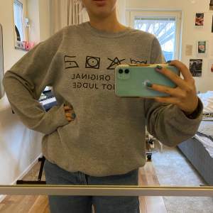 Säljer min favorit sweatshirt från River Island! Så skön och noga använd. Inga defekter men lite sliten. Den är grå med några symboler och passar till jeans eller kjol. I storlek M och är lite oversized på mig som bär Xs-S. Säljer för 110kr+frakt, men kan också mötas upp i Sthlm. 💞