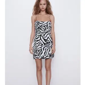 ZARA klänning i zebra print. Aldrig använd, med prislapp kvar. Jag fick dubbla klänningar i beställningen. 