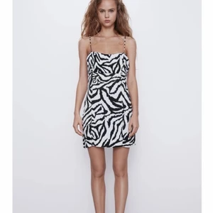 ZARA Zebraklänning - ZARA klänning i zebra print. Aldrig använd, med prislapp kvar. Jag fick dubbla klänningar i beställningen. 