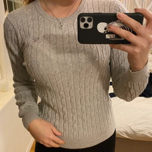 Grå stickad  gant tröja st M - Jättefin grå stickad gant tröja i st M. Är i nyskick. 200kr+ frakt, kan annars mötas upp i Stockholm C.