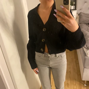 Svart stickad kofta från Ginatricot - Snygg svart stickad kofta från ginatricot i storlek xs❤️ Säljer pga att jag ej får användning av den längre