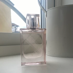 Burberry parfym  - ANDRA BILDEN ÄR LÅNAD! Säljer en parfym ifrån Burberry då jag beställde fel.💞 Den luktar super gott, men beställde som sagt fel så kommer ej att använda den. 💞 De är 50 ml i den och den är köpt ifrån Åhléns💞 Toppnoter: Litchi, yuzu, ananasblad, mandarin och druvor. Hjärtnoter: Rosa pion, persikoblom och nashipäron. Basnoter: Vit mysk och ljust träd. Köparen står för frakt!📦